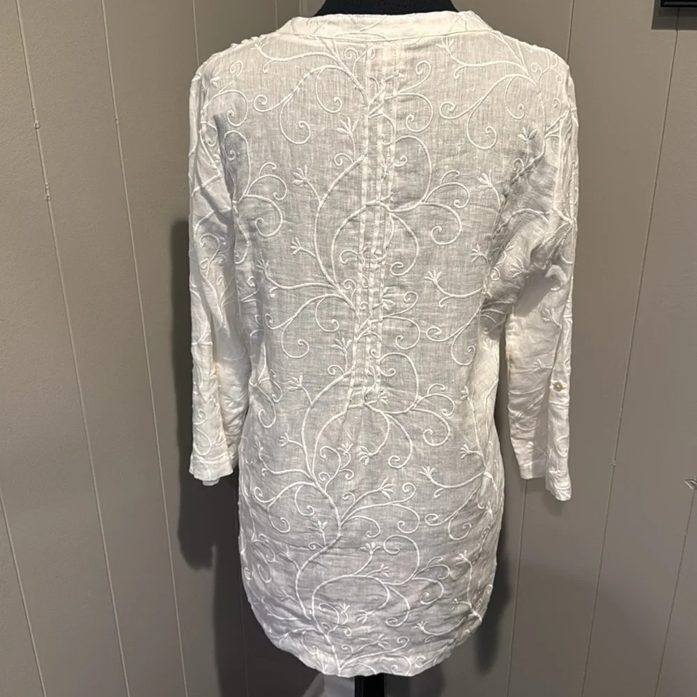 St. Tropez white linen embroider split neckline tuxedo pleated tunic. New. Small
